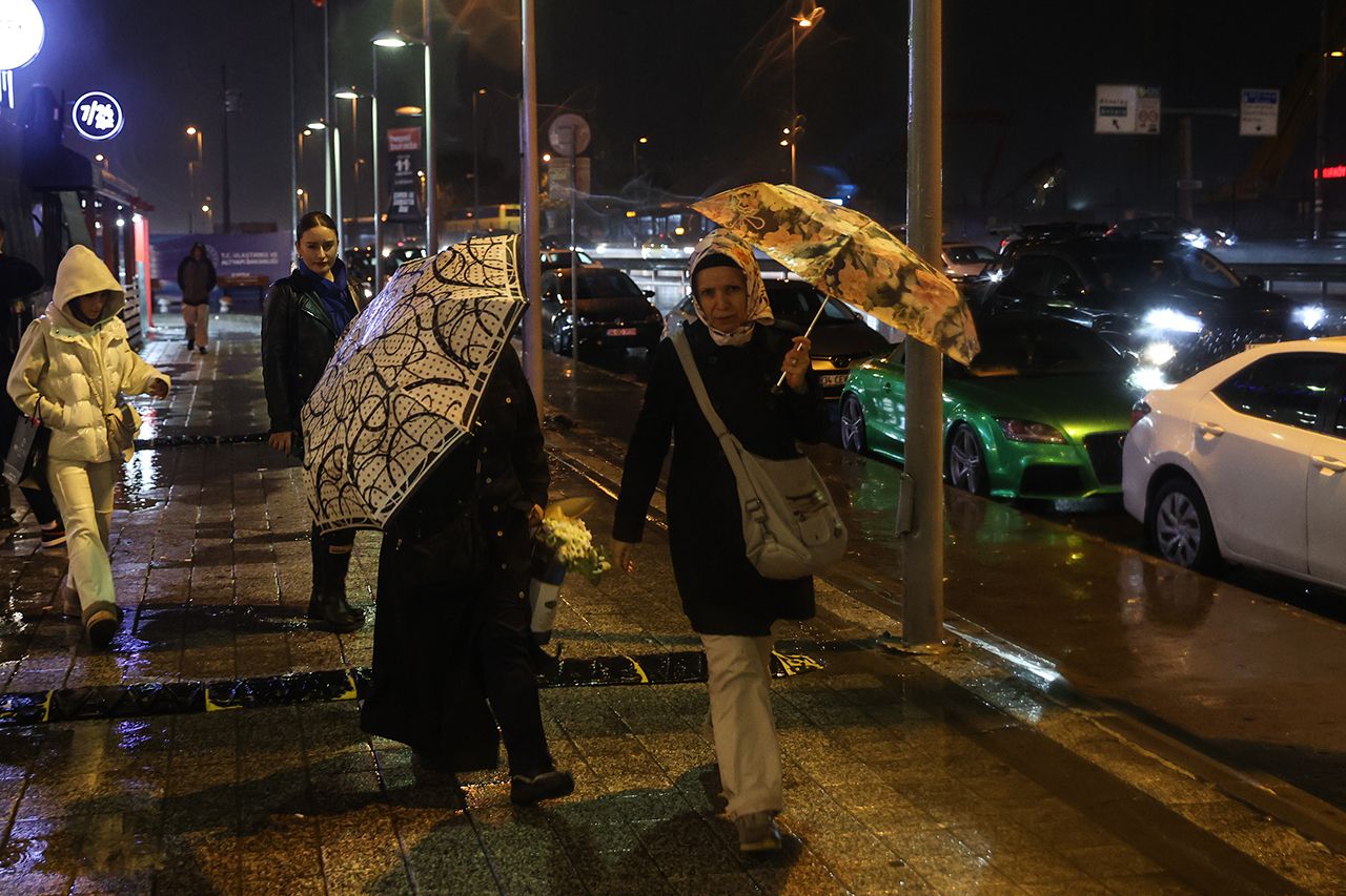Meteoroloji ve iki valilikten peş peşe uyarı! Sağanak kuvvetli geliyor! İşte hava durumu tahminleri! 17