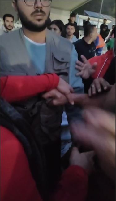 Rakibine sinirlenip güreşi bırakan İsmail Balaban seyirciyle tartıştı! Yetmedi basın mensubuna saldırdı! 2