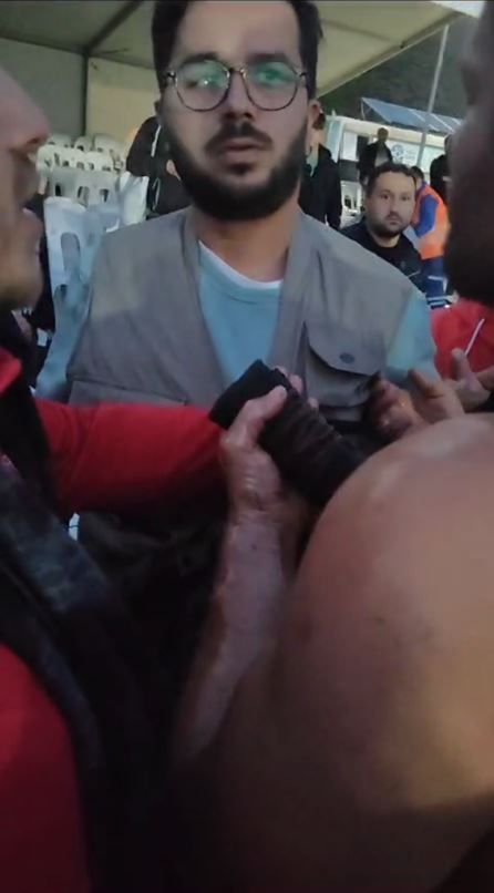 Rakibine sinirlenip güreşi bırakan İsmail Balaban seyirciyle tartıştı! Yetmedi basın mensubuna saldırdı! 4