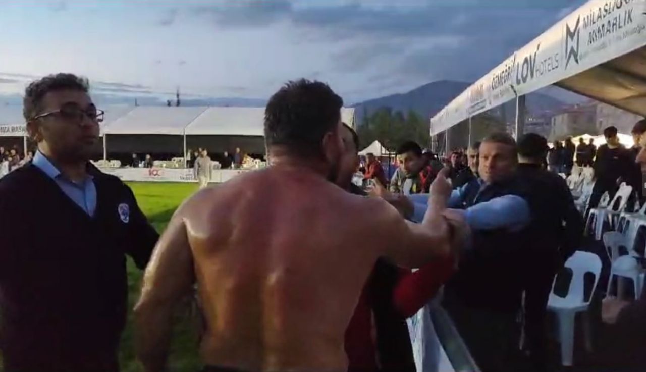 Rakibine sinirlenip güreşi bırakan İsmail Balaban seyirciyle tartıştı! Yetmedi basın mensubuna saldırdı! 5