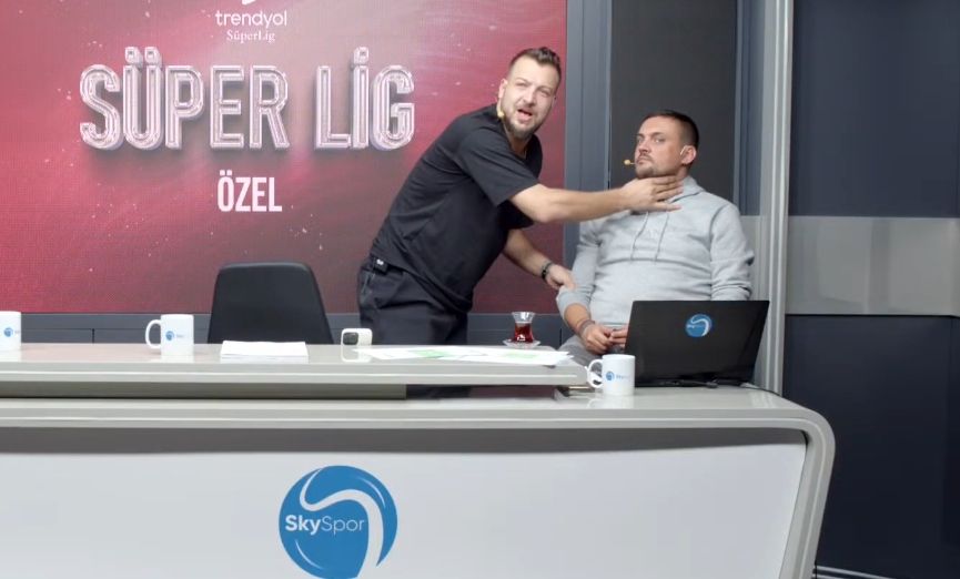 "Adamı kündeleme hareketiyle yere yatırıyor. Ben olsam kafayı koyardım. İyi ki bırakmışım futbolu" 2