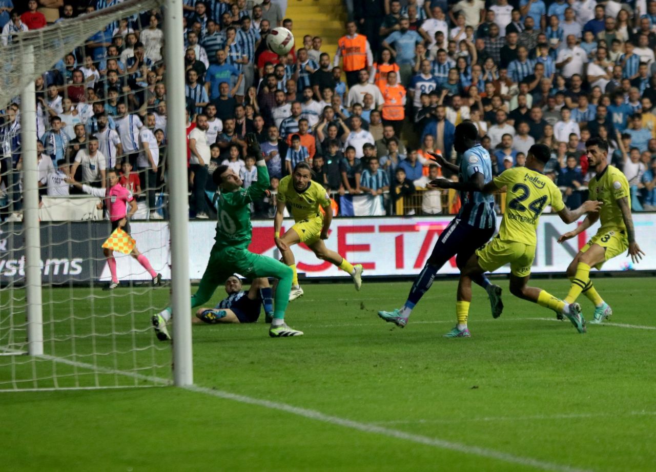 "Adamı kündeleme hareketiyle yere yatırıyor. Ben olsam kafayı koyardım. İyi ki bırakmışım futbolu" 4