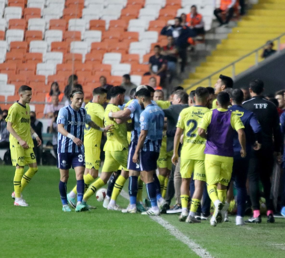 "Adamı kündeleme hareketiyle yere yatırıyor. Ben olsam kafayı koyardım. İyi ki bırakmışım futbolu" 7
