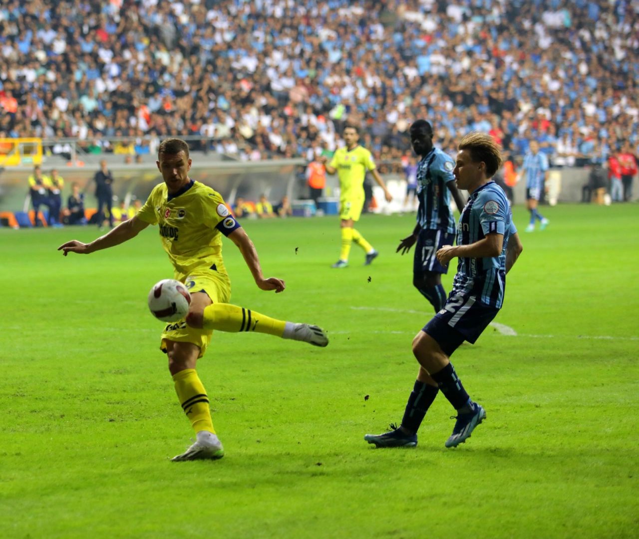 "Adamı kündeleme hareketiyle yere yatırıyor. Ben olsam kafayı koyardım. İyi ki bırakmışım futbolu" 8