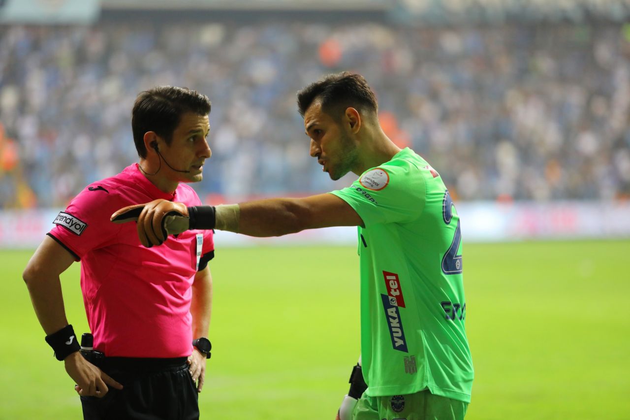 "Adamı kündeleme hareketiyle yere yatırıyor. Ben olsam kafayı koyardım. İyi ki bırakmışım futbolu" 9