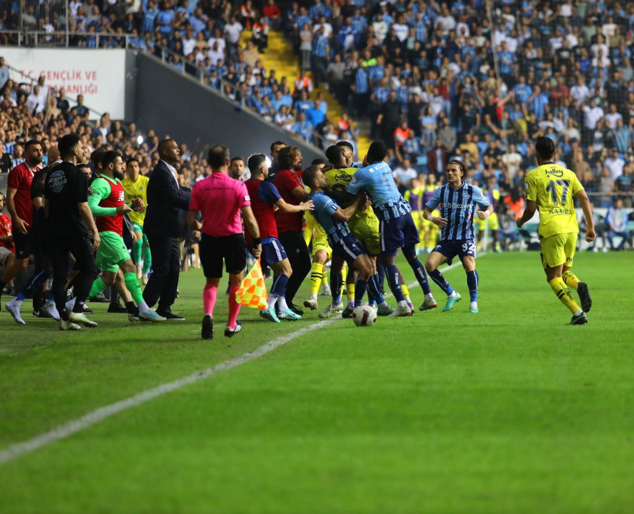 "Adamı kündeleme hareketiyle yere yatırıyor. Ben olsam kafayı koyardım. İyi ki bırakmışım futbolu" 10