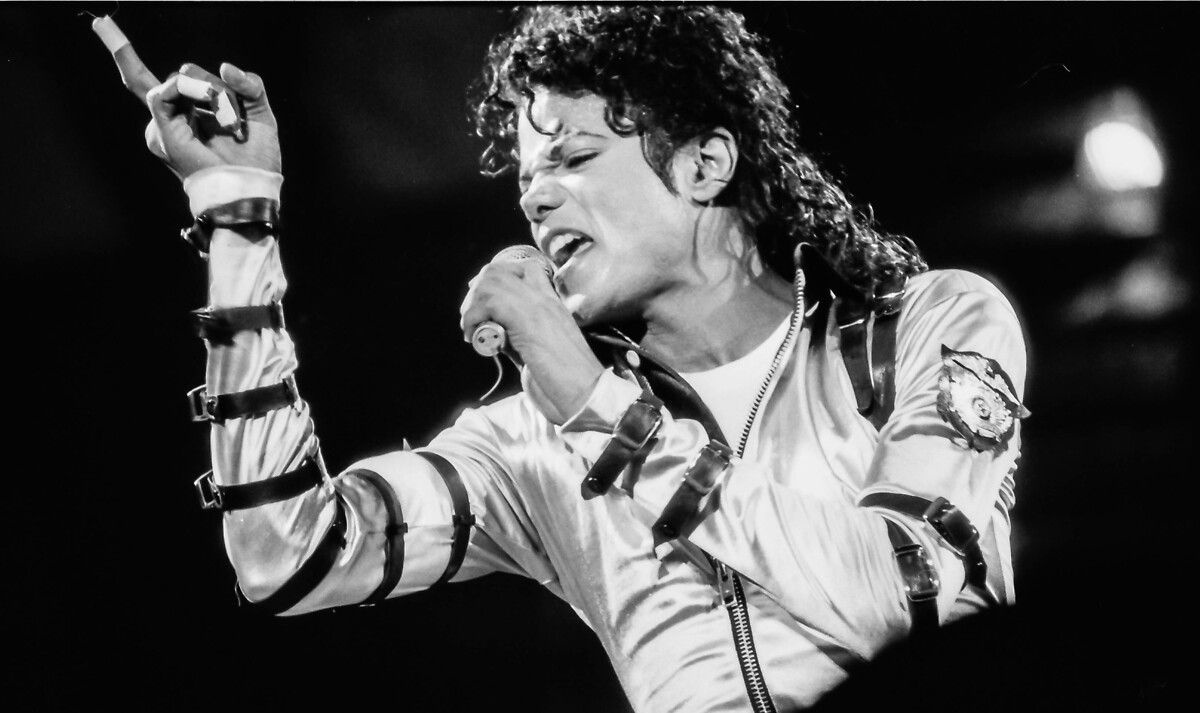 Michael Jackson’ın ikonik deri ceketi rekor fiyata satıldı 5