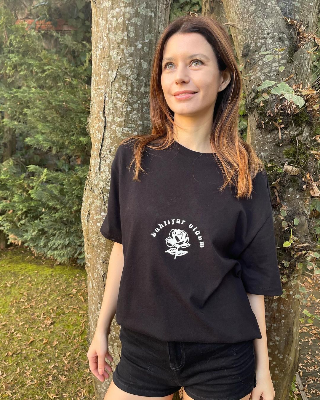 Beren Saat'ten sosyal medyayı sallayan pozlar! 40 yaşındaki ünlü oyuncu 20'lik gençlere taş çıkarttı 3