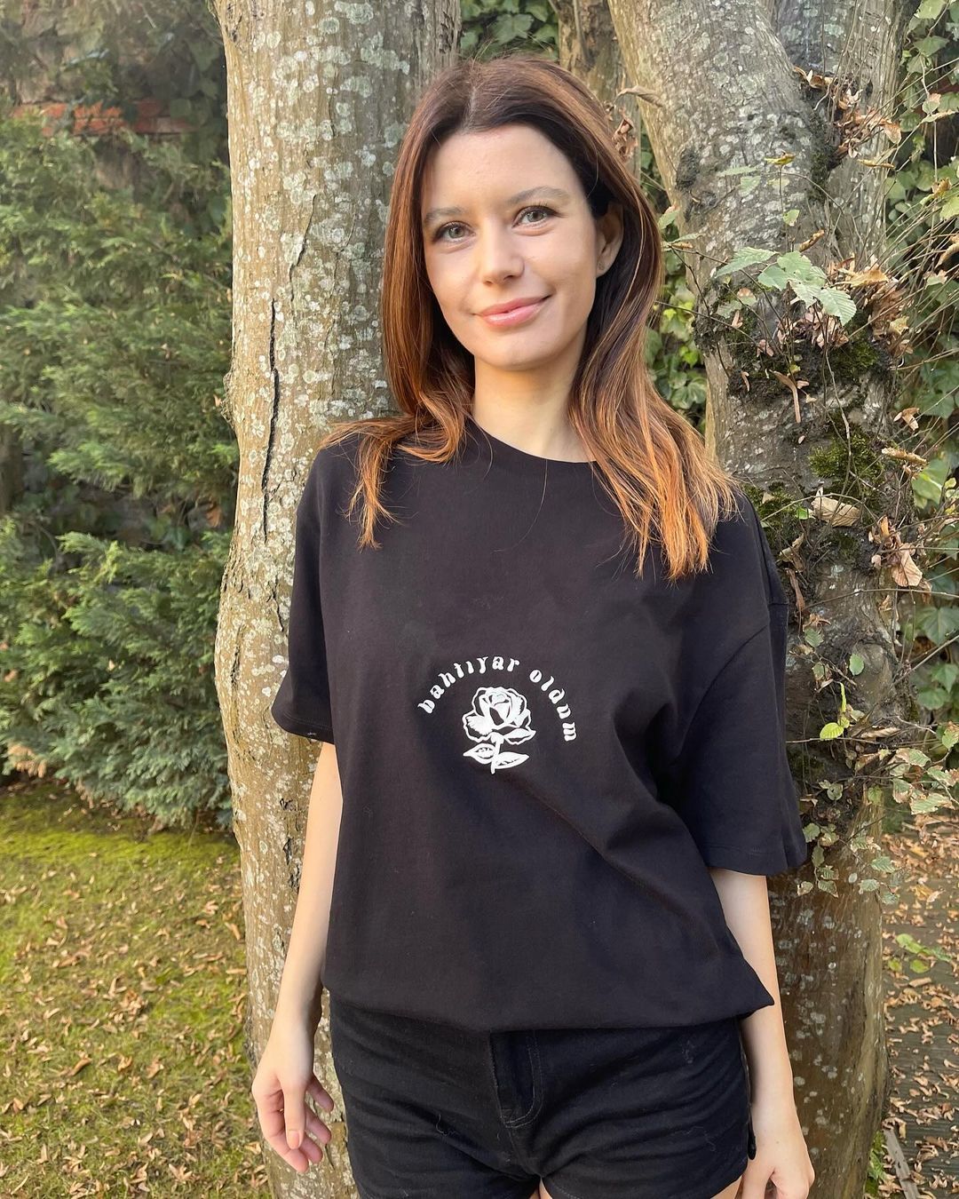 Beren Saat'ten sosyal medyayı sallayan pozlar! 40 yaşındaki ünlü oyuncu 20'lik gençlere taş çıkarttı 1