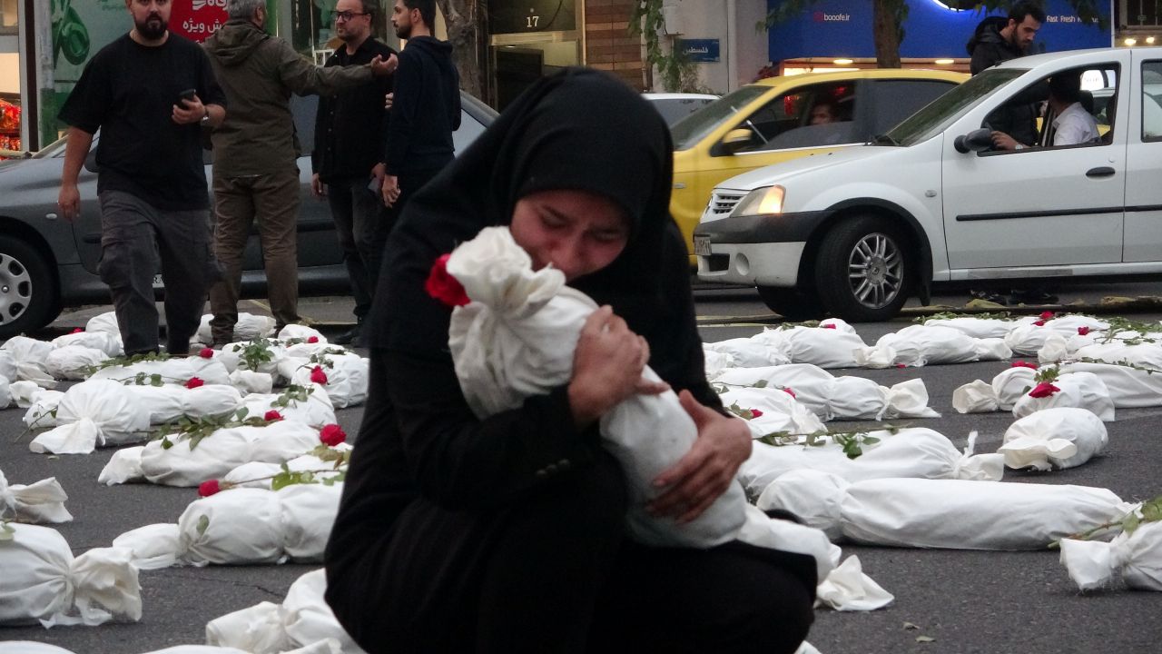 İran'da Gazzeli çocukların sembolik cenazeleri Filistin Meydanı'na dizildi! Tüyleri diken diken eden o etkinlik! 1