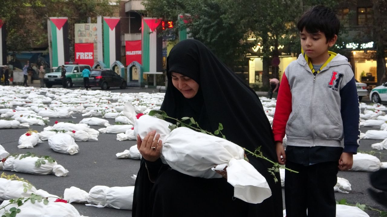 İran'da Gazzeli çocukların sembolik cenazeleri Filistin Meydanı'na dizildi! Tüyleri diken diken eden o etkinlik! 8