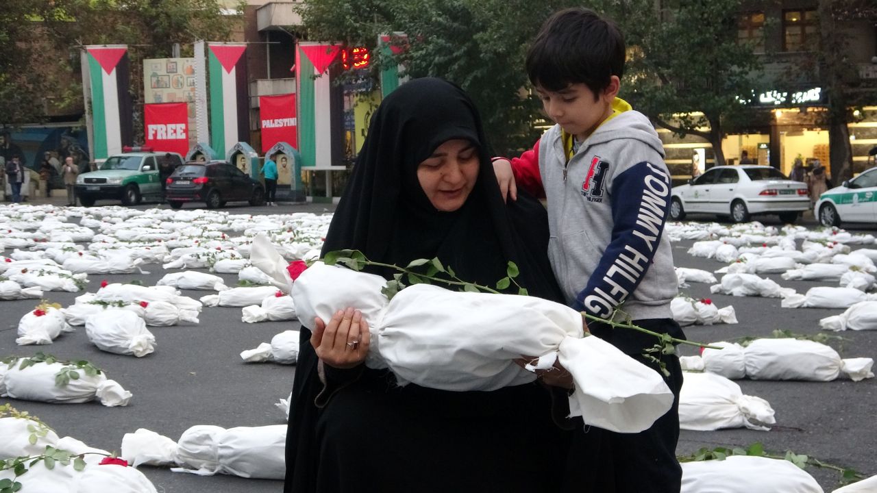 İran'da Gazzeli çocukların sembolik cenazeleri Filistin Meydanı'na dizildi! Tüyleri diken diken eden o etkinlik! 10