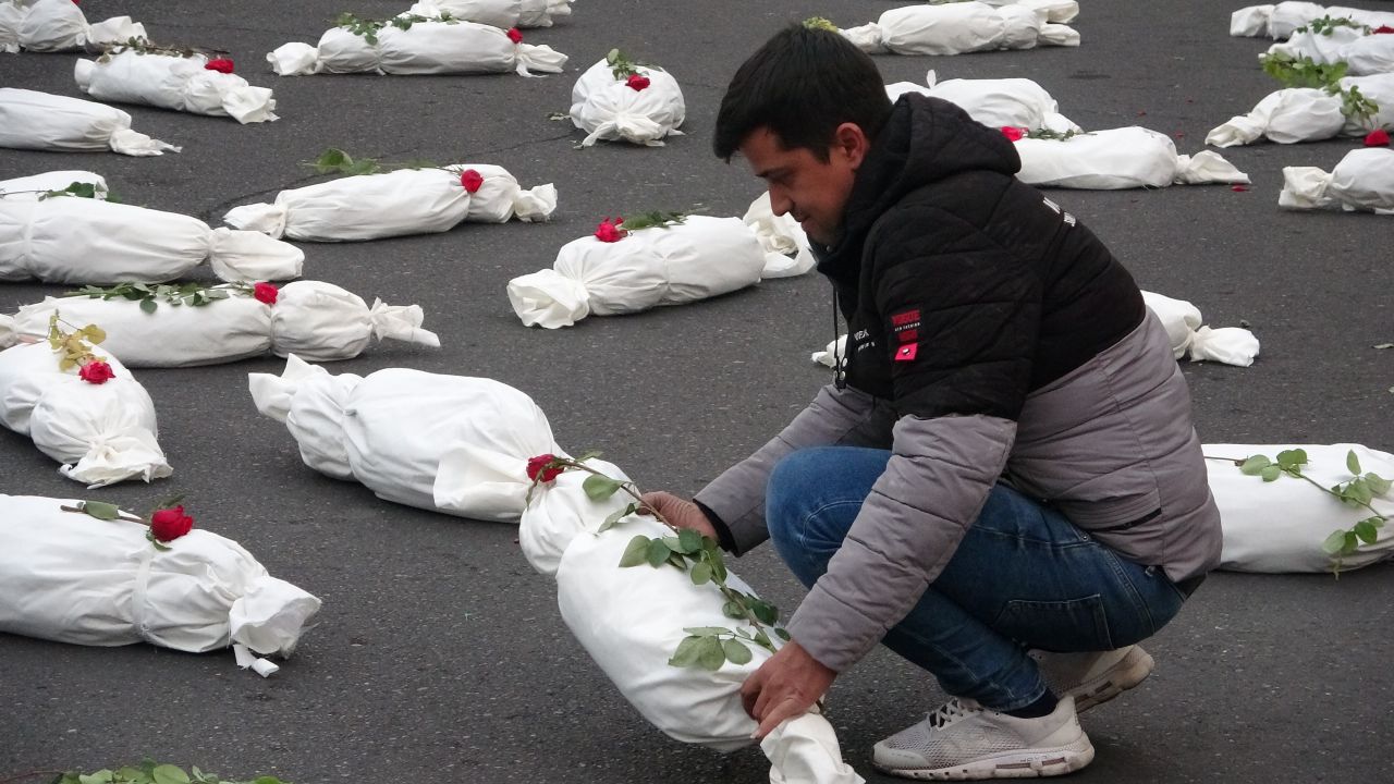 İran'da Gazzeli çocukların sembolik cenazeleri Filistin Meydanı'na dizildi! Tüyleri diken diken eden o etkinlik! 2