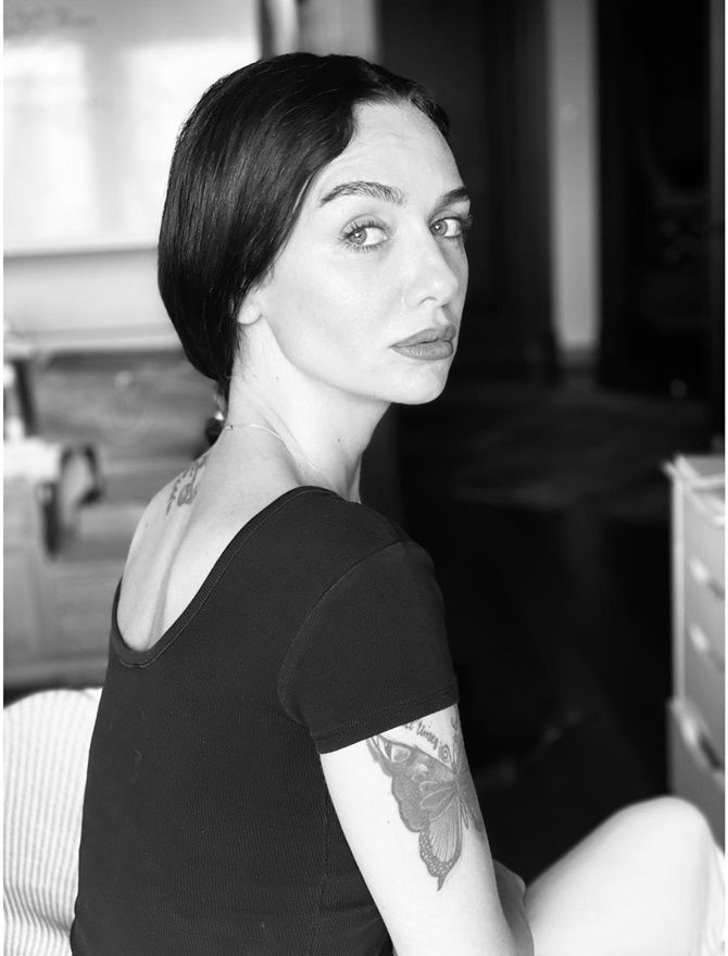 Birce Akalay, sıfır makyajlı hali ile kamera karşısına geçti! Son hali şaşkına çevirdi 1