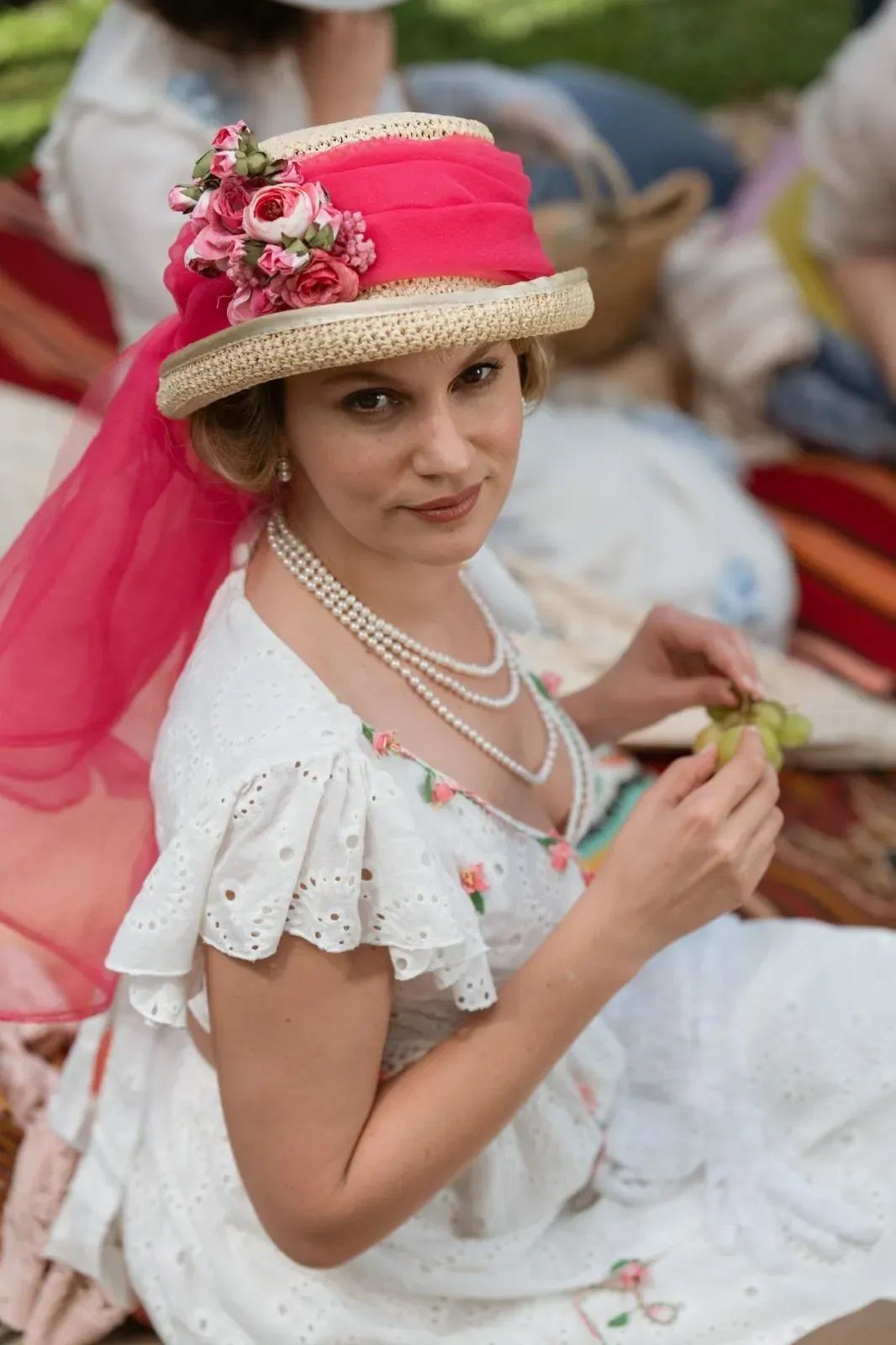 Farah Zeynep Abdullah, Bihter filminin galasındaki elbisesi ile sosyal medya kullanıcılarının diline düştü! Fiyatı ise duyanları şoke etti 1