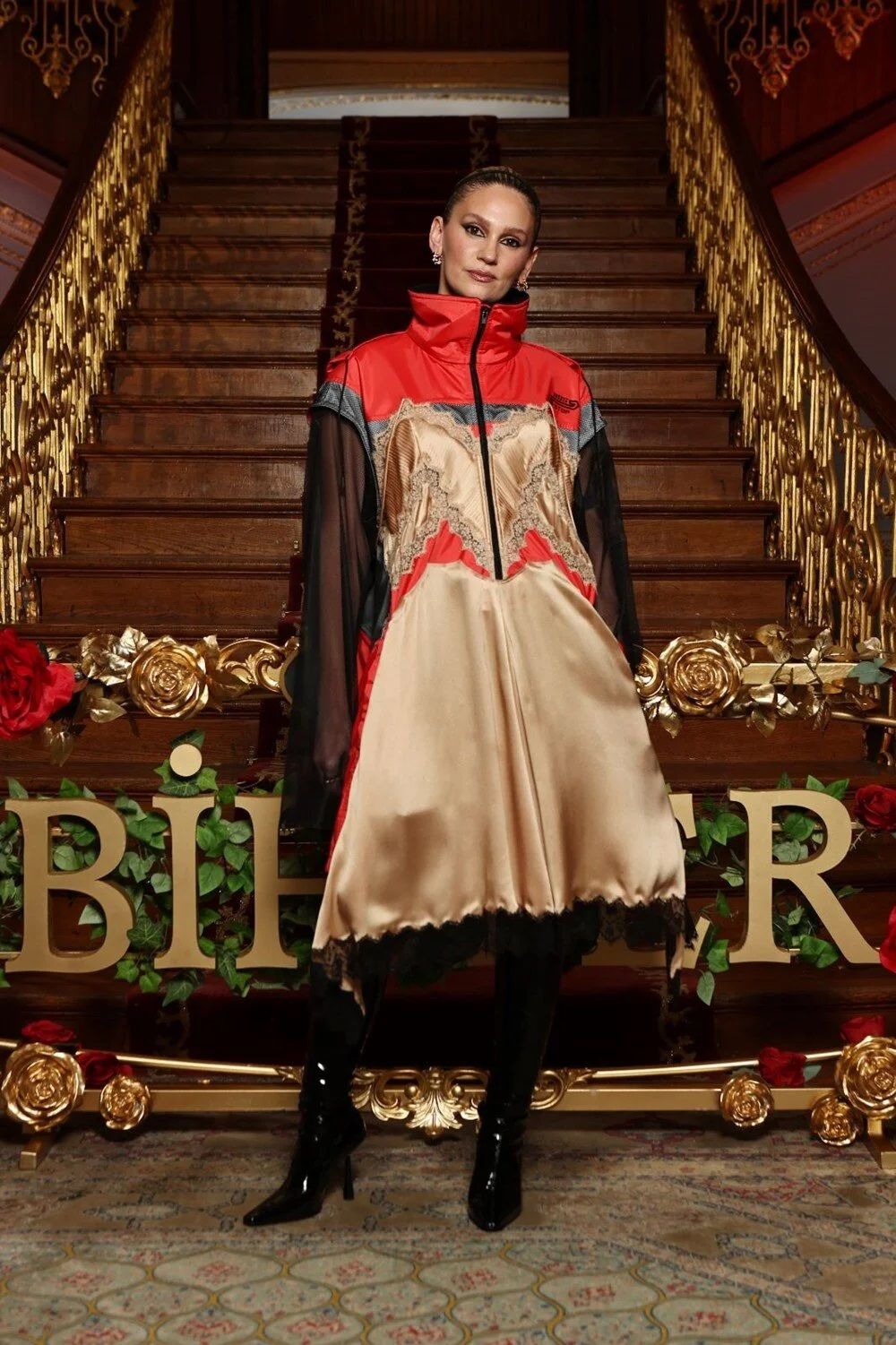 Farah Zeynep Abdullah, Bihter filminin galasındaki elbisesi ile sosyal medya kullanıcılarının diline düştü! Fiyatı ise duyanları şoke etti 7