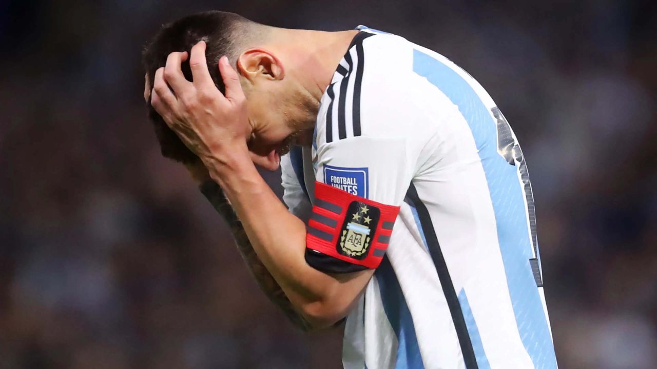 Lionel Messi bu sen olamazsın! Çılgına döndü: Rakibine önce dirsek attı, sonra boynunu sıktı... 6