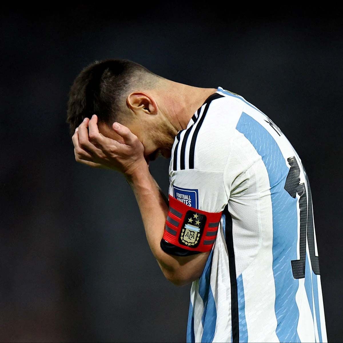 Lionel Messi bu sen olamazsın! Çılgına döndü: Rakibine önce dirsek attı, sonra boynunu sıktı... 5