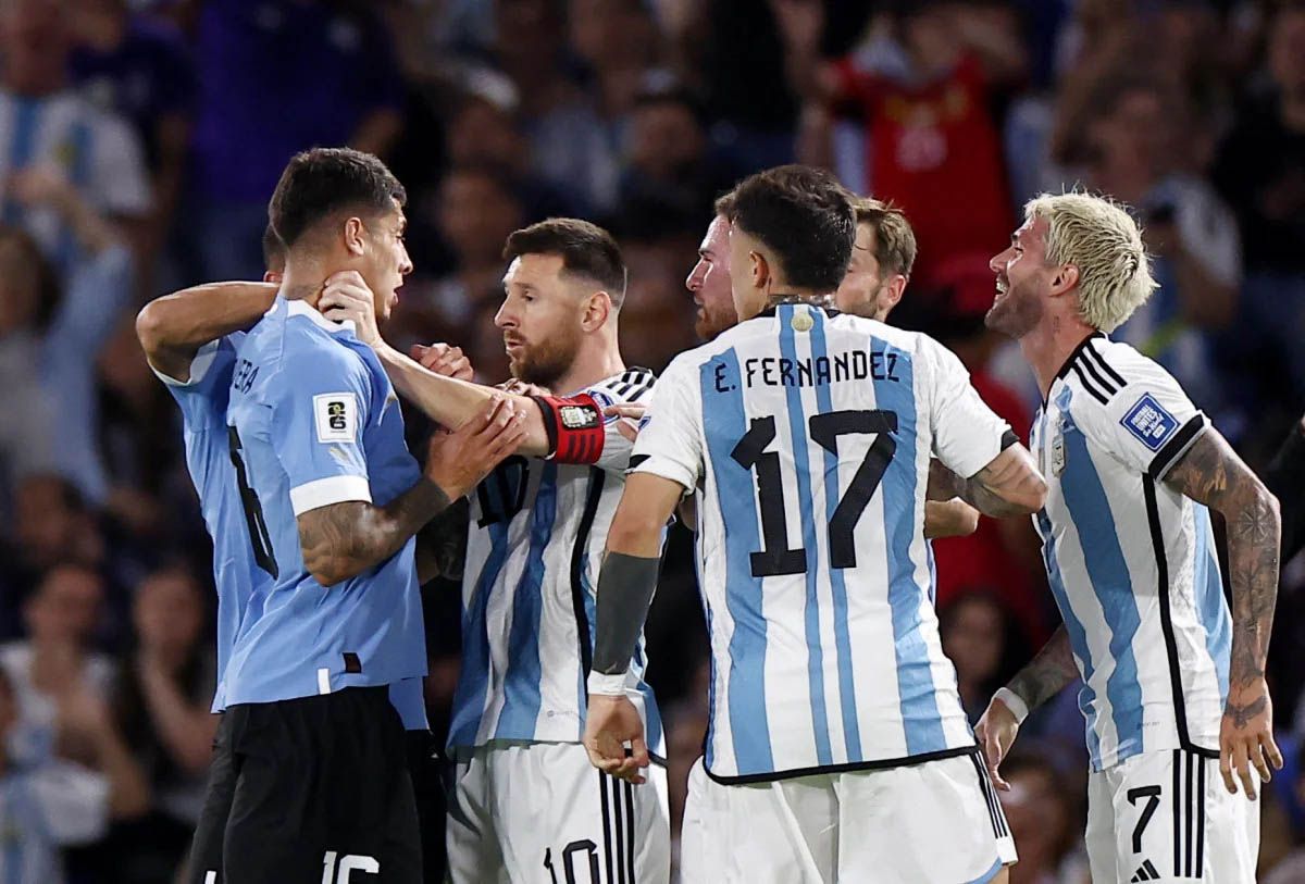 Lionel Messi bu sen olamazsın! Çılgına döndü: Rakibine önce dirsek attı, sonra boynunu sıktı... 2