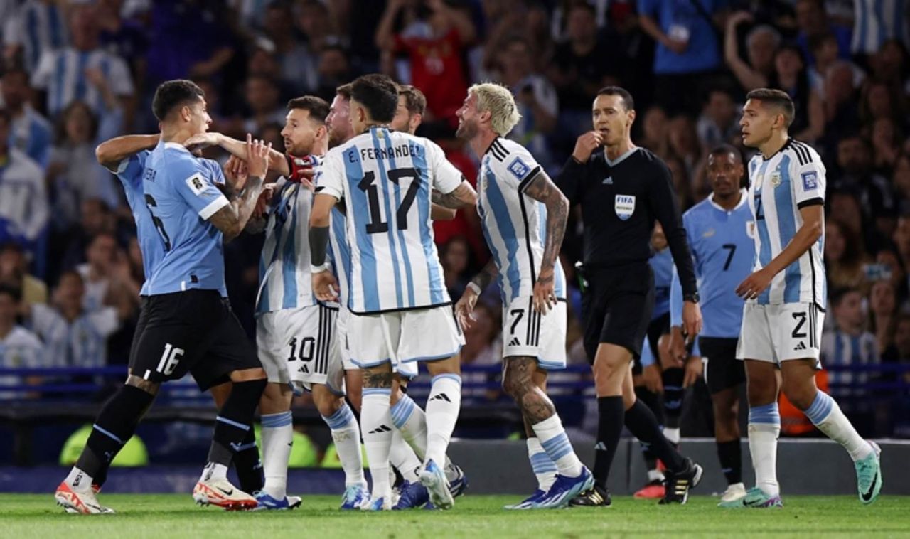 Lionel Messi bu sen olamazsın! Çılgına döndü: Rakibine önce dirsek attı, sonra boynunu sıktı... 4