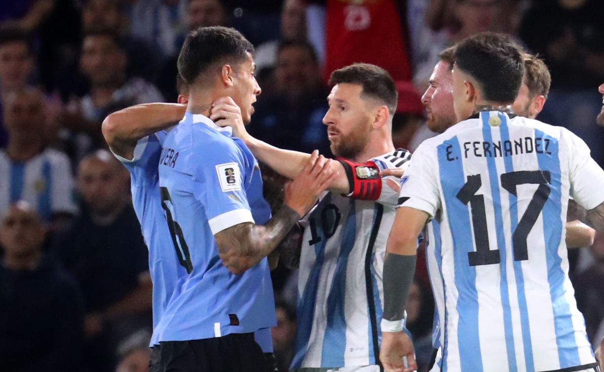 Lionel Messi bu sen olamazsın! Çılgına döndü: Rakibine önce dirsek attı, sonra boynunu sıktı... 3