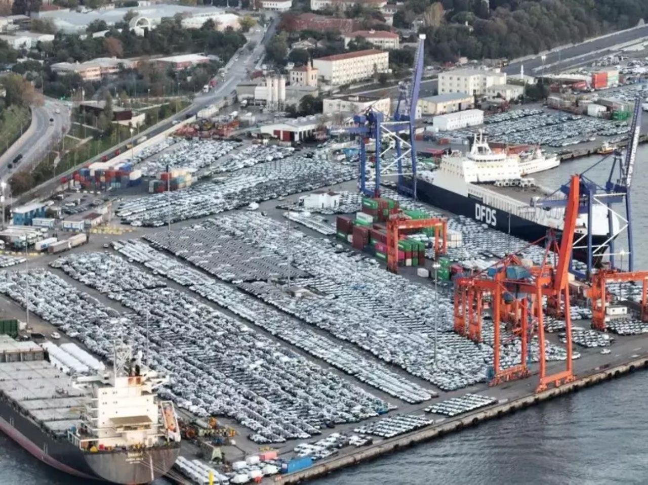 Sıfır otomobillerde yüzde 20'ye varan indirim! Binlerce sıfır araç gemilerle İstanbul'a getirildi 2