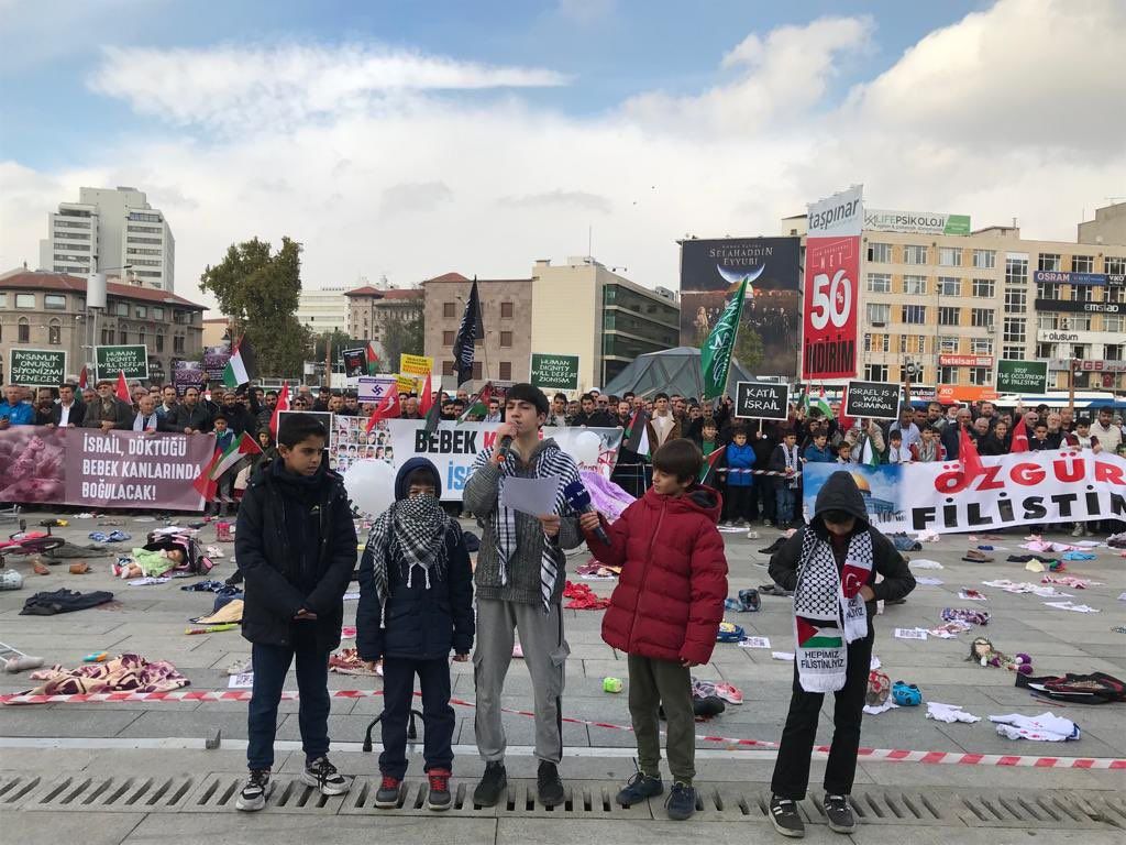 Ankara'da çocuklar bebek katili İsrail'i protesto etti! Gazzeli çocukların temsili eşyaları yürek burktu... 2