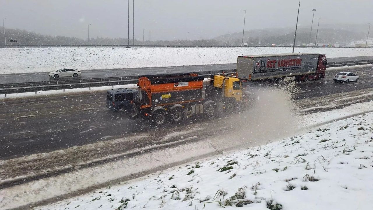 Ulaşıma kar engeli! TEM'de İstanbul yönünde uzun araç kuyrukları oluştu 2
