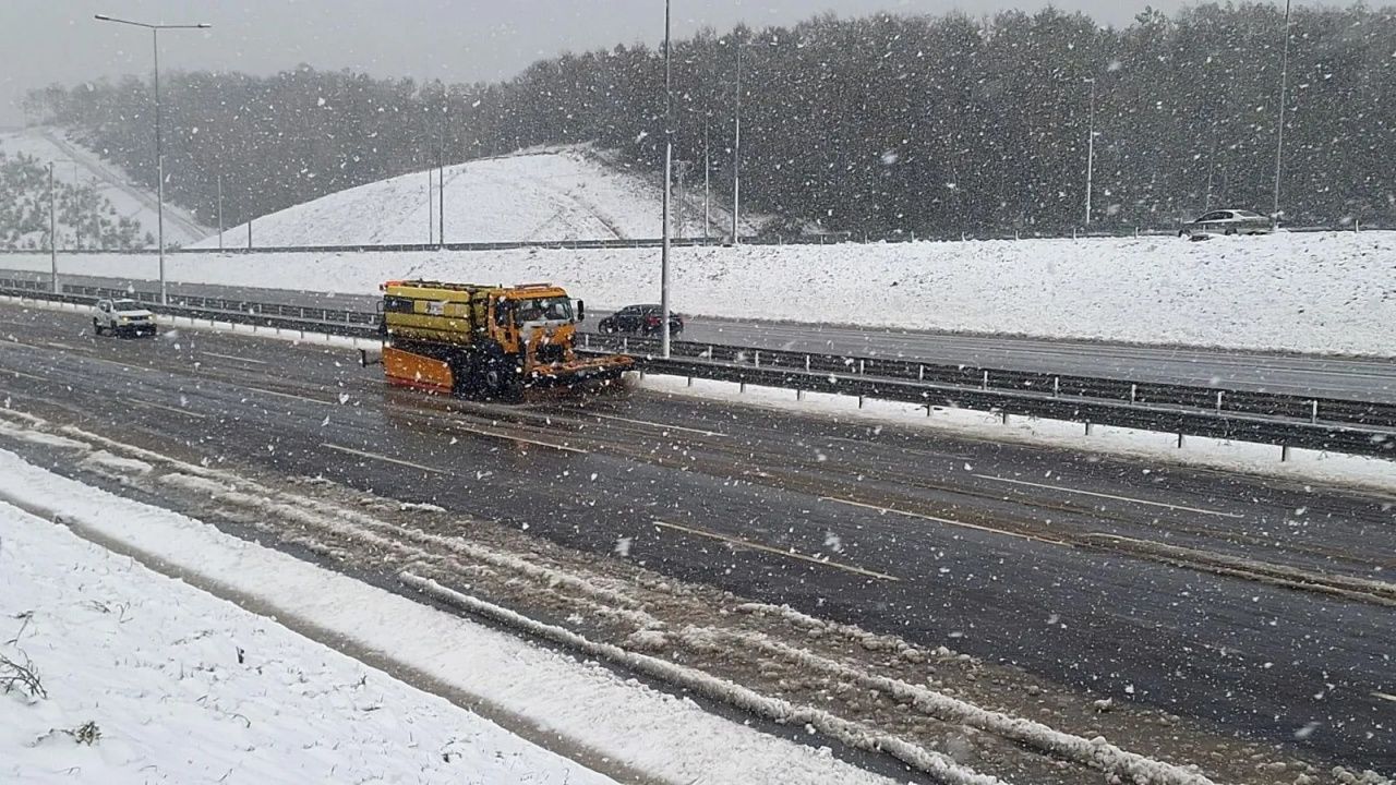 Ulaşıma kar engeli! TEM'de İstanbul yönünde uzun araç kuyrukları oluştu 3