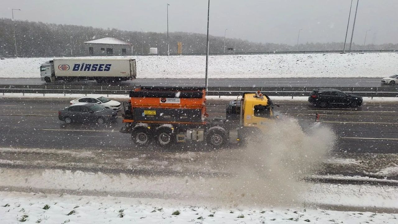 Ulaşıma kar engeli! TEM'de İstanbul yönünde uzun araç kuyrukları oluştu 4
