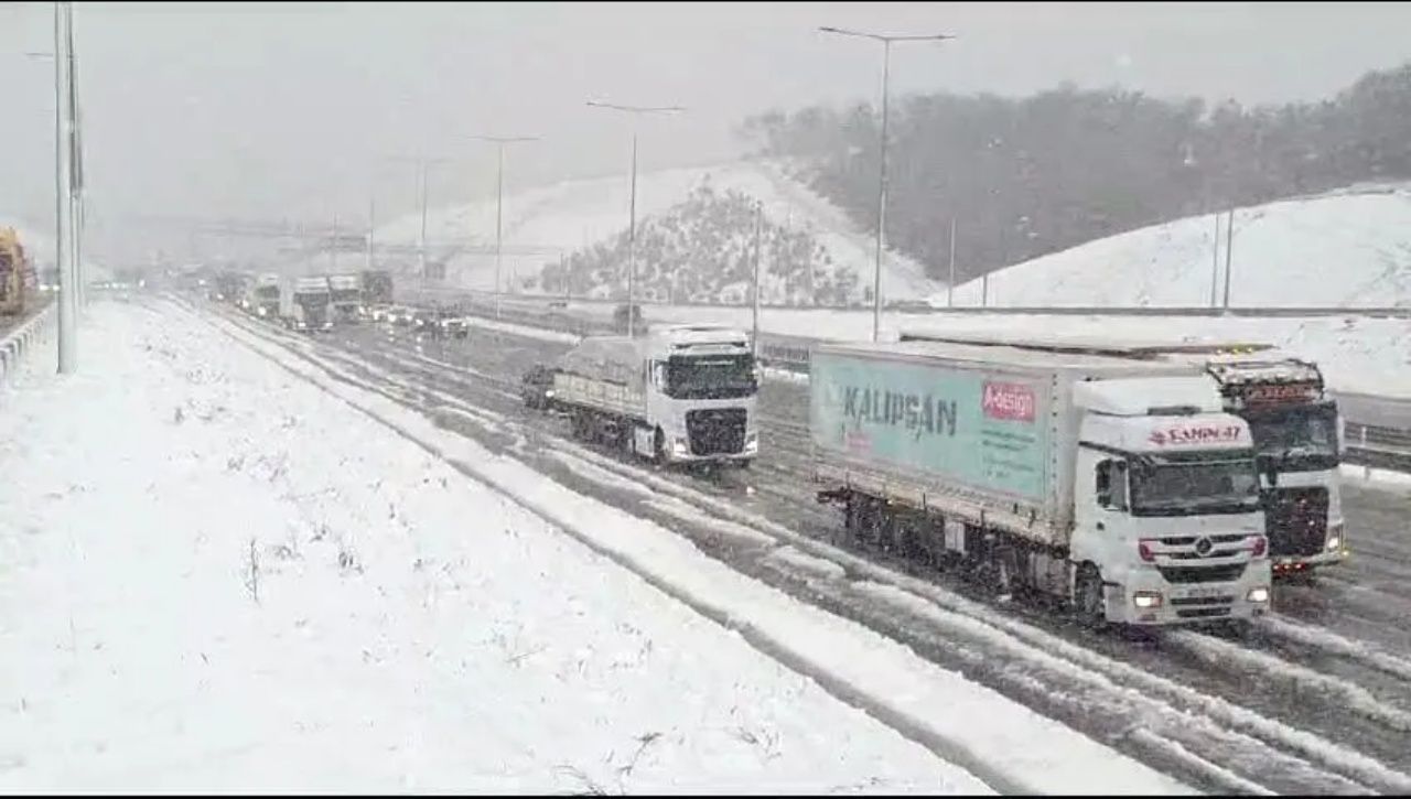 Ulaşıma kar engeli! TEM'de İstanbul yönünde uzun araç kuyrukları oluştu 5