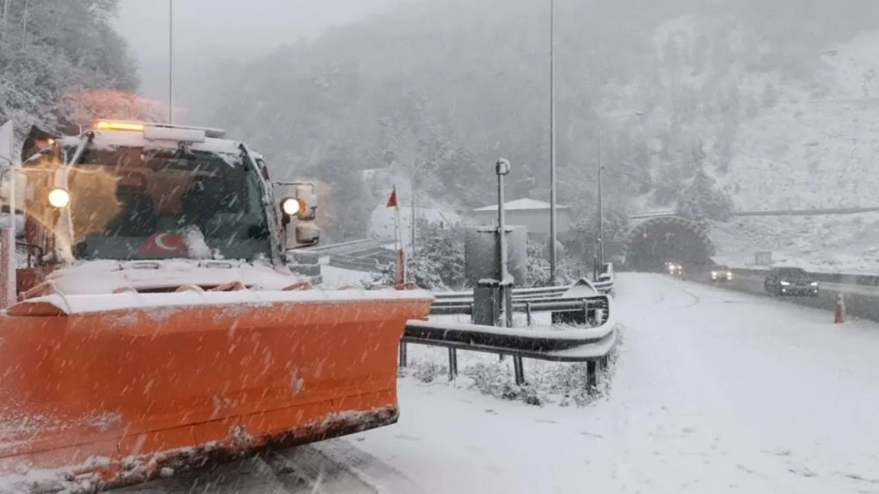 Ulaşıma kar engeli! TEM'de İstanbul yönünde uzun araç kuyrukları oluştu 6