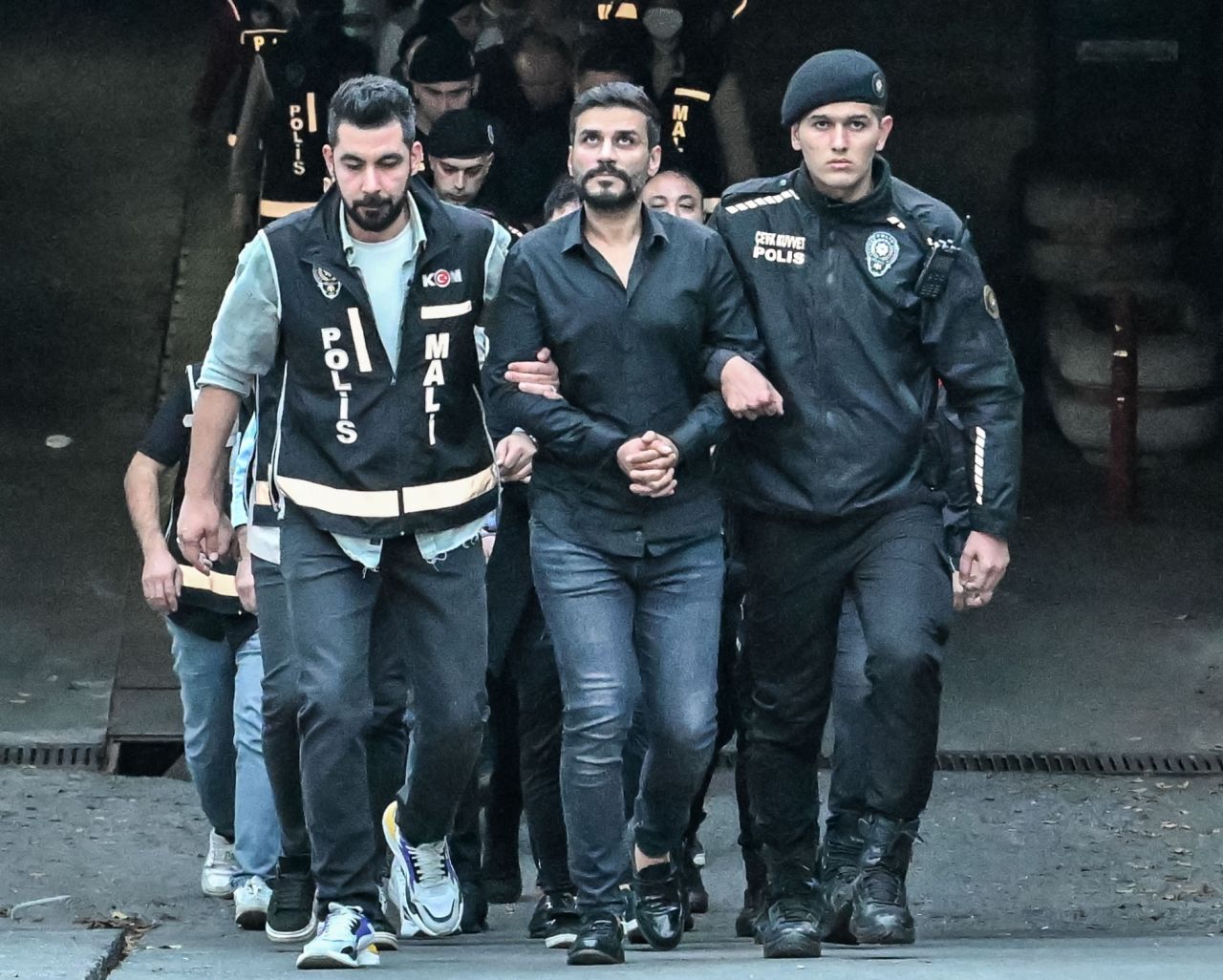 Dilan-Engin Polat ve Bahar-Nihal Candan kardeşler tutuklanmıştı...Deniz Akkaya'dan fenomenlere düzenlenen operasyonlar hakkında açıklama! 10