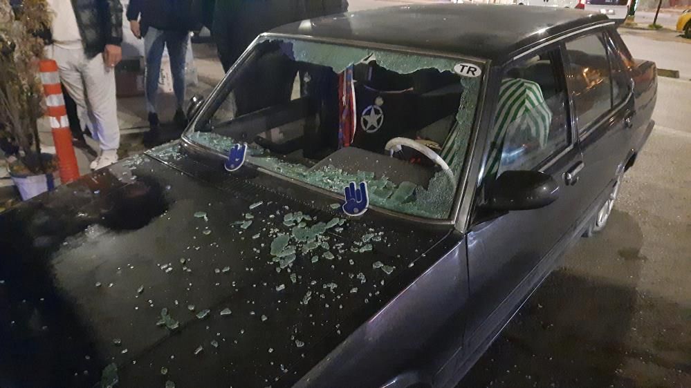 Sivas'ta husumetli oldukları şahsın aracının lastiklerini kesip, havaya ateş açarak kaçtılar 2