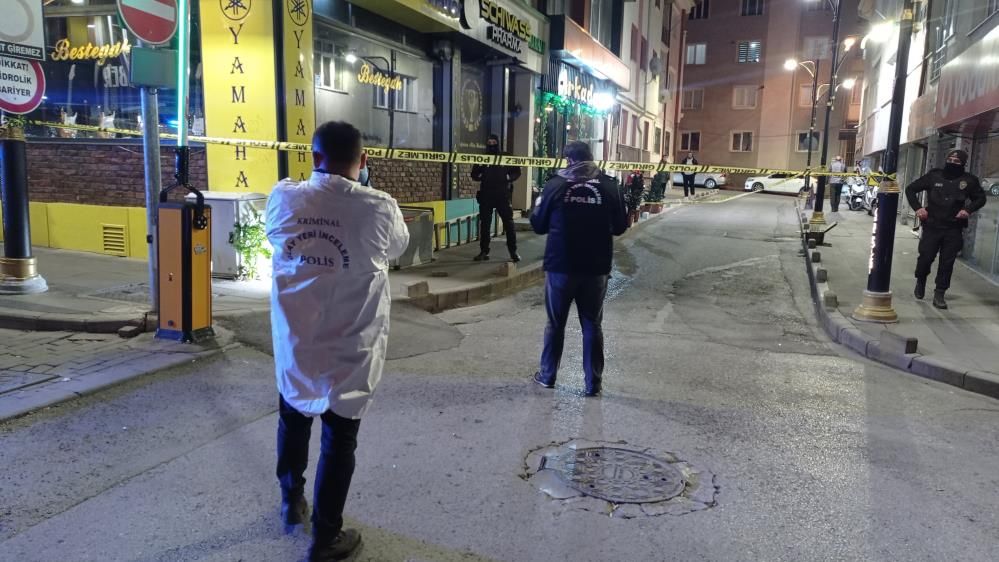 Sivas'ta husumetli oldukları şahsın aracının lastiklerini kesip, havaya ateş açarak kaçtılar 3