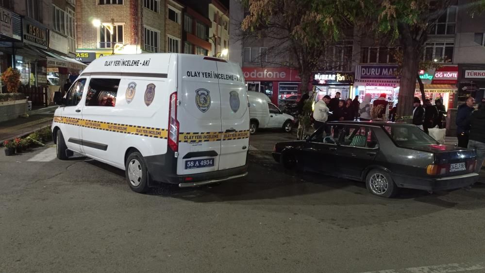 Sivas'ta husumetli oldukları şahsın aracının lastiklerini kesip, havaya ateş açarak kaçtılar 4