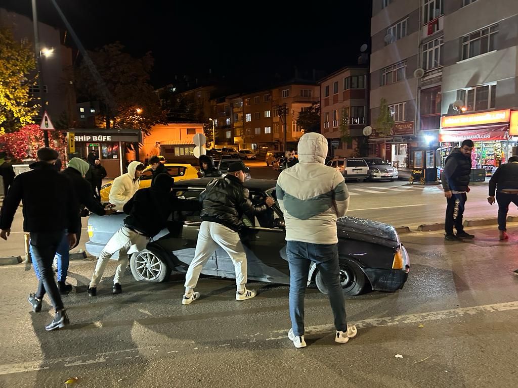Sivas'ta husumetli oldukları şahsın aracının lastiklerini kesip, havaya ateş açarak kaçtılar 5