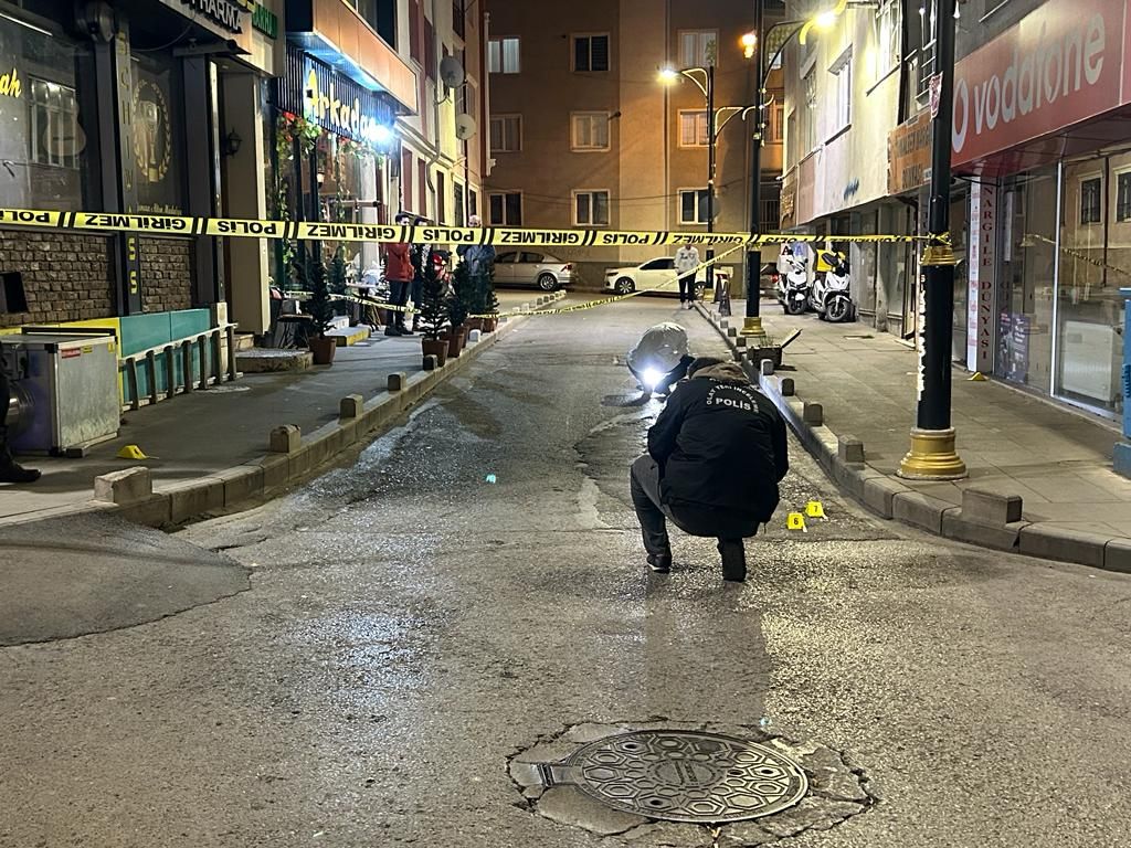 Sivas'ta husumetli oldukları şahsın aracının lastiklerini kesip, havaya ateş açarak kaçtılar 6
