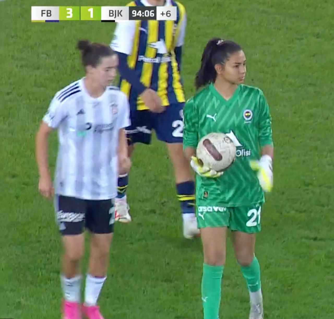 Fenerbahçe - Beşiktaş maçında atılan gol ortalığı ayağa kaldırdı! Hakemin kararı sosyal medyayı ikiye böldü, akıllara Metin Tekin geldi 1