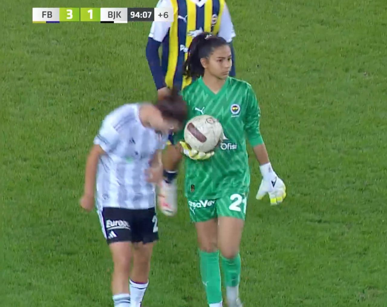 Fenerbahçe - Beşiktaş maçında atılan gol ortalığı ayağa kaldırdı! Hakemin kararı sosyal medyayı ikiye böldü, akıllara Metin Tekin geldi 2