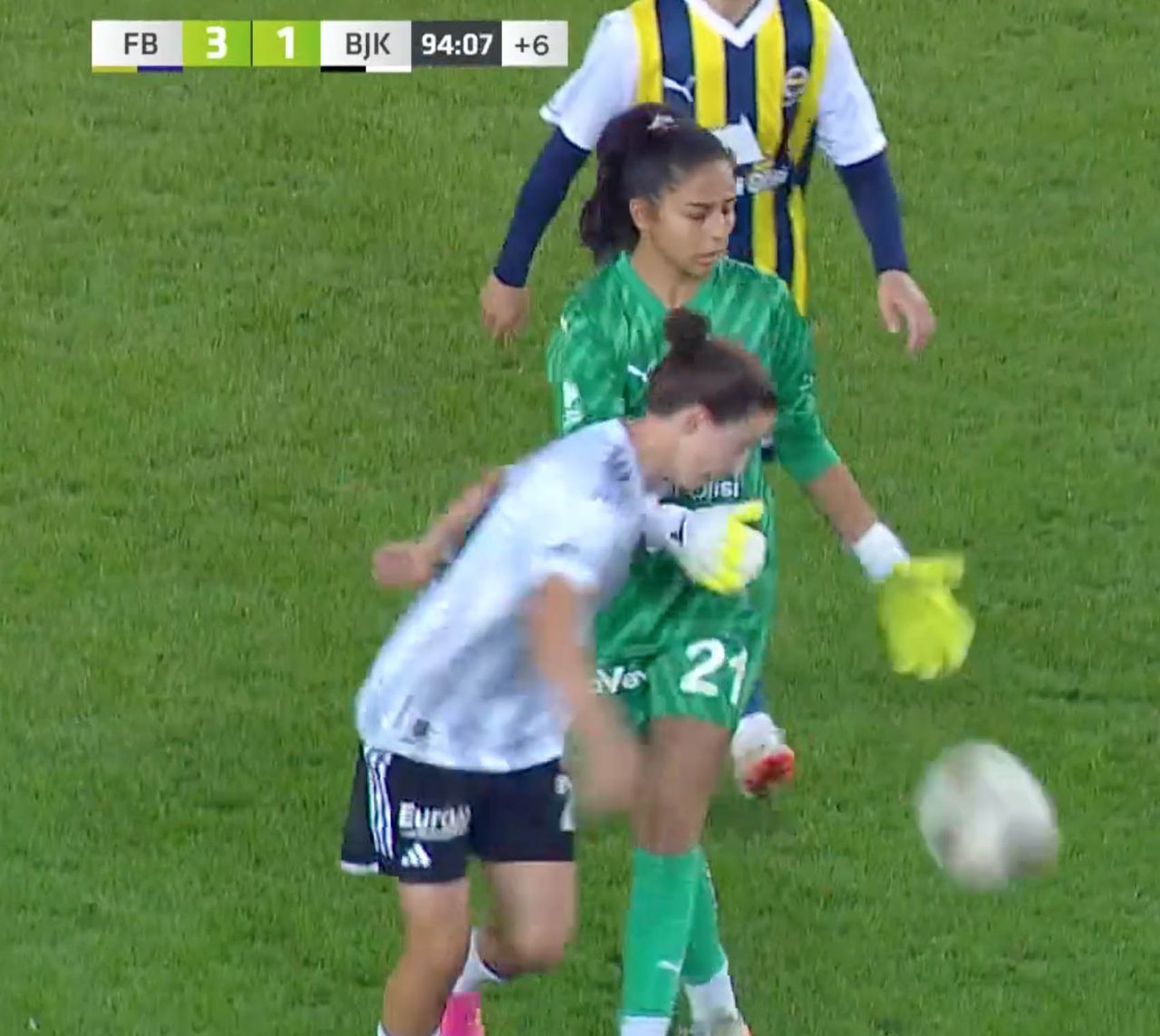Fenerbahçe - Beşiktaş maçında atılan gol ortalığı ayağa kaldırdı! Hakemin kararı sosyal medyayı ikiye böldü, akıllara Metin Tekin geldi 3