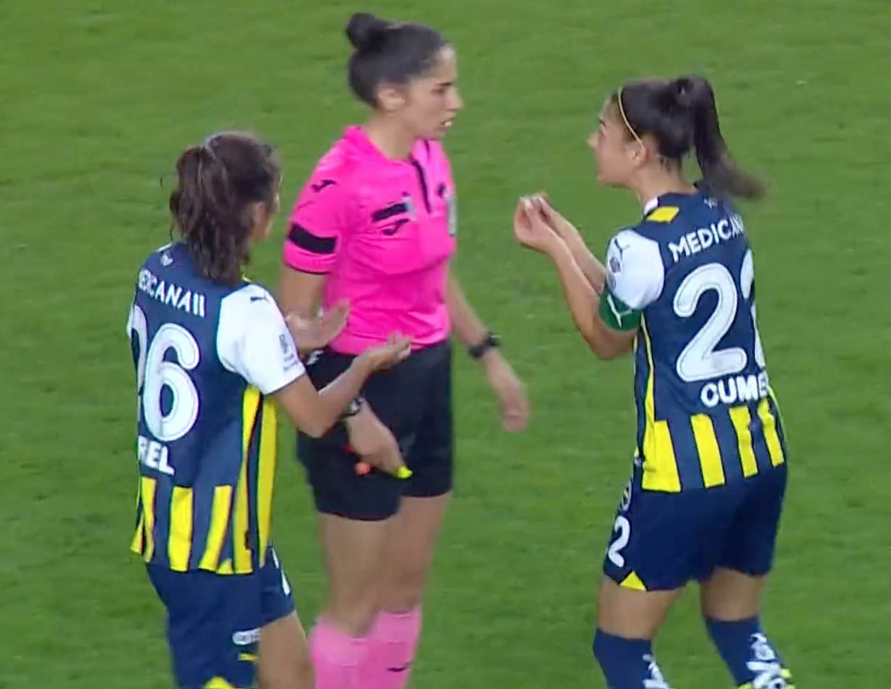 Fenerbahçe - Beşiktaş maçında atılan gol ortalığı ayağa kaldırdı! Hakemin kararı sosyal medyayı ikiye böldü, akıllara Metin Tekin geldi 4