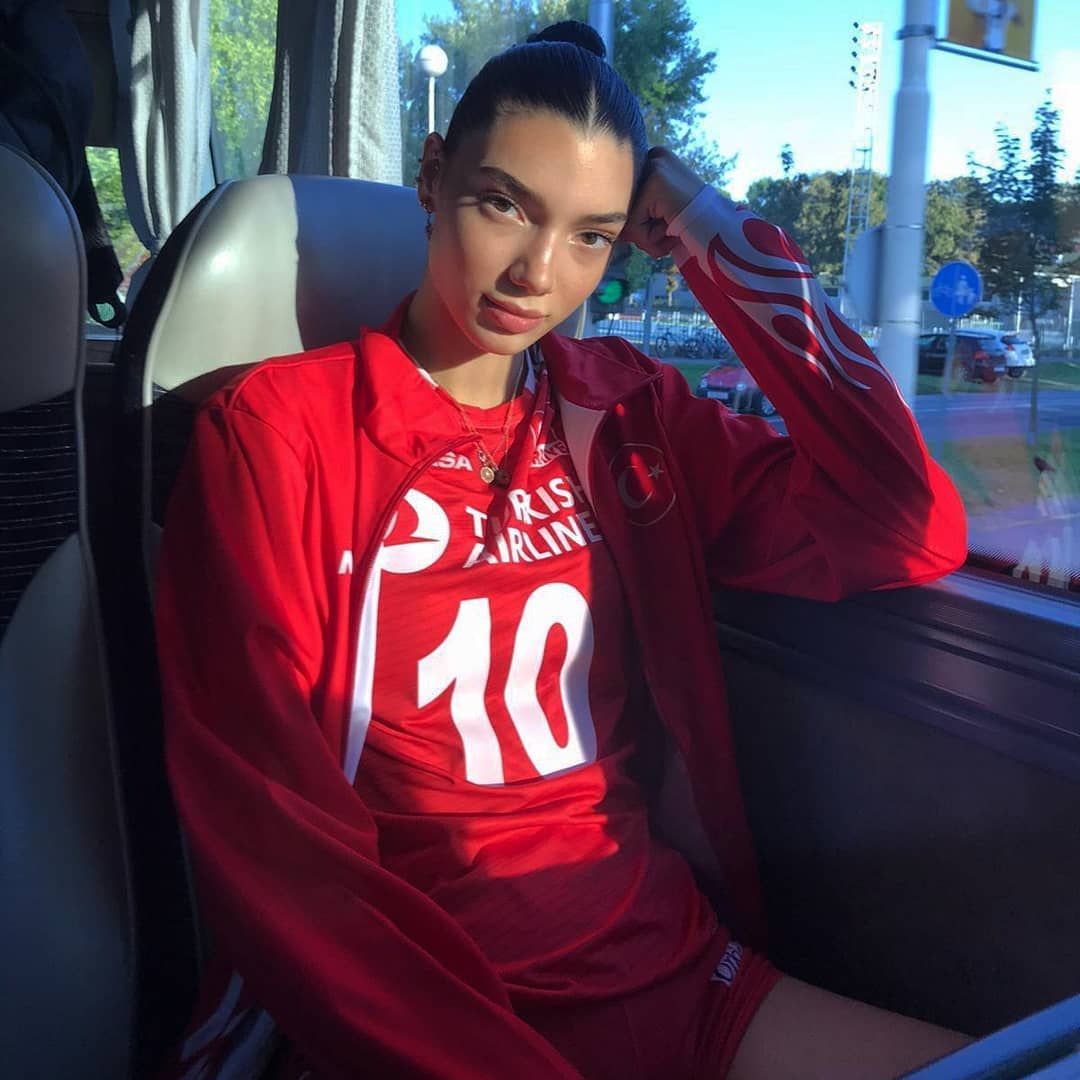 Yerli Dua Lipa lakaplı Lila Şengün hem voleyboluyla hem de güzelliğiyle büyülüyor! Filenin Sultanları'na yeni yetenek... 19
