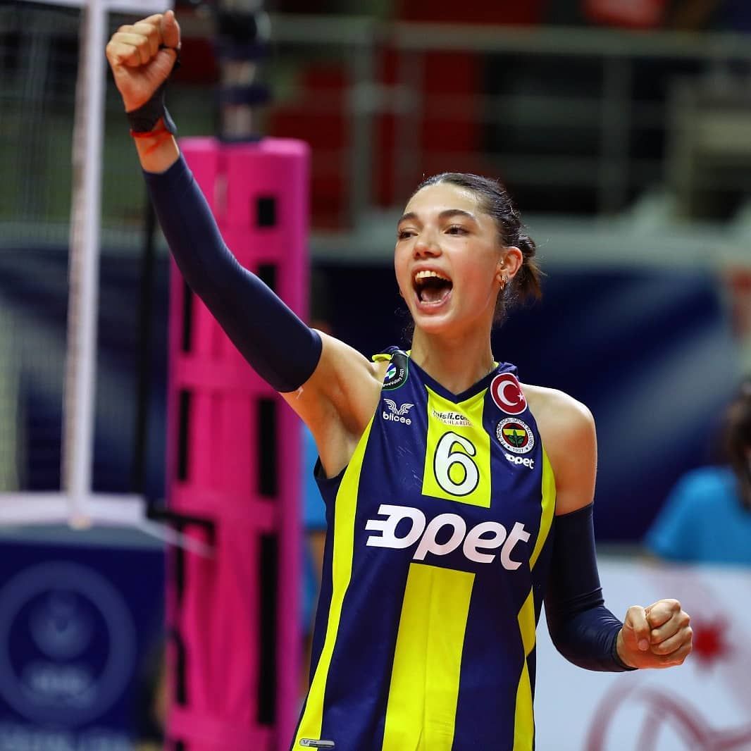 Yerli Dua Lipa lakaplı Lila Şengün hem voleyboluyla hem de güzelliğiyle büyülüyor! Filenin Sultanları'na yeni yetenek... 18