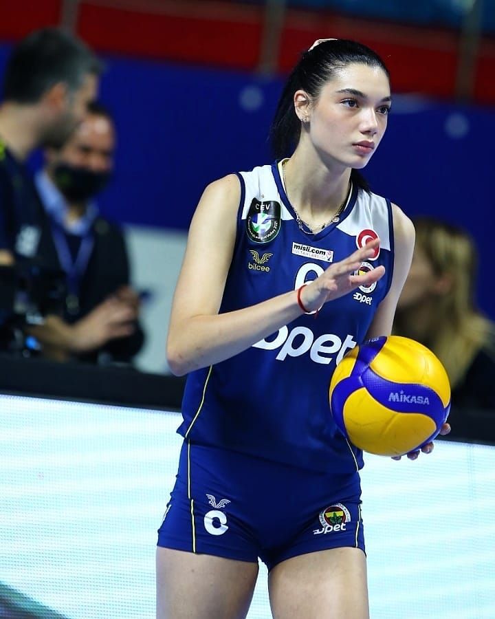 Yerli Dua Lipa lakaplı Lila Şengün hem voleyboluyla hem de güzelliğiyle büyülüyor! Filenin Sultanları'na yeni yetenek... 1
