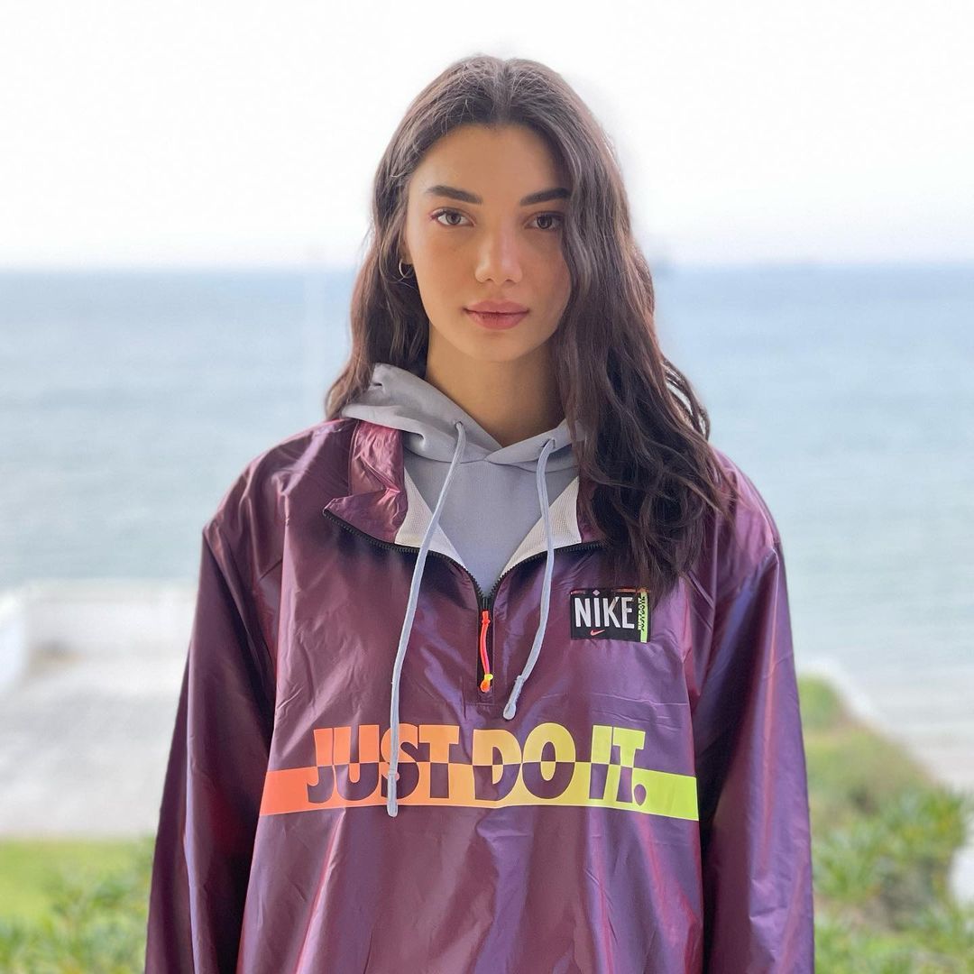Yerli Dua Lipa lakaplı Lila Şengün hem voleyboluyla hem de güzelliğiyle büyülüyor! Filenin Sultanları'na yeni yetenek... 15