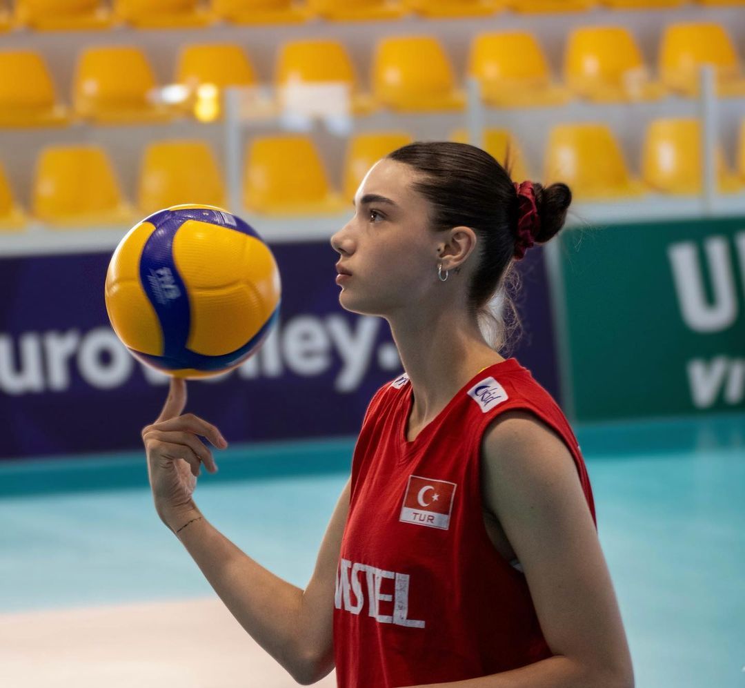 Yerli Dua Lipa lakaplı Lila Şengün hem voleyboluyla hem de güzelliğiyle büyülüyor! Filenin Sultanları'na yeni yetenek... 14