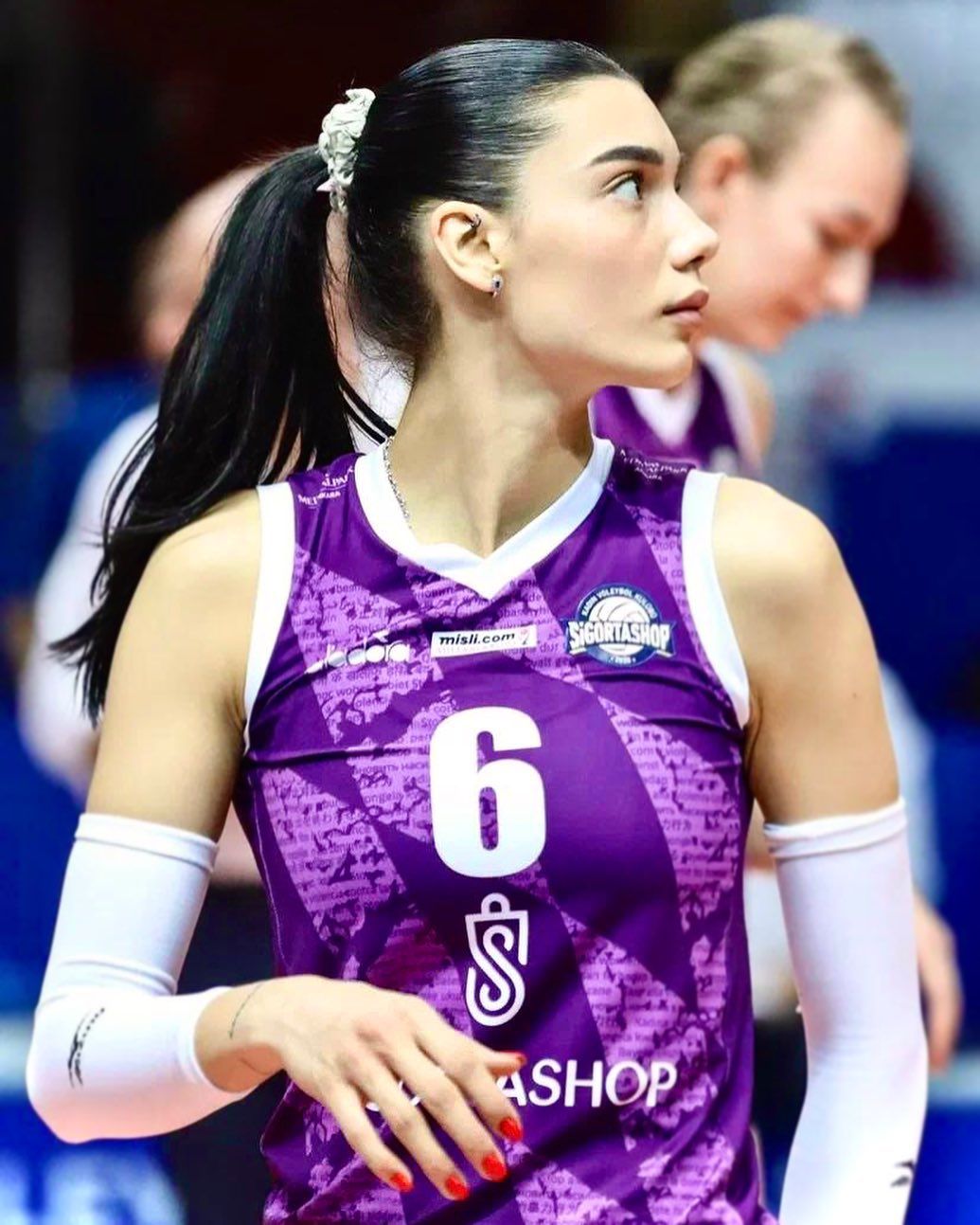 Yerli Dua Lipa lakaplı Lila Şengün hem voleyboluyla hem de güzelliğiyle büyülüyor! Filenin Sultanları'na yeni yetenek... 4