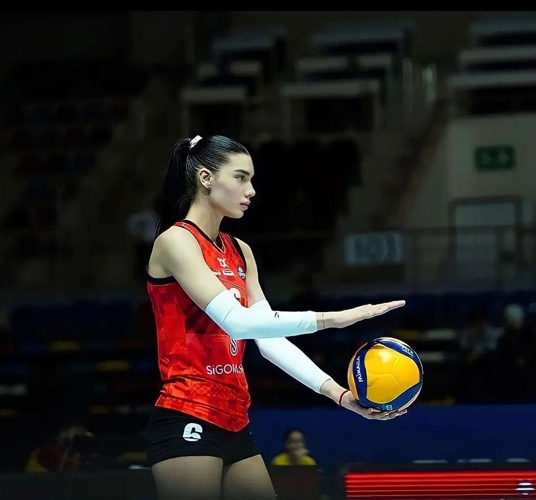 Yerli Dua Lipa lakaplı Lila Şengün hem voleyboluyla hem de güzelliğiyle büyülüyor! Filenin Sultanları'na yeni yetenek... 11