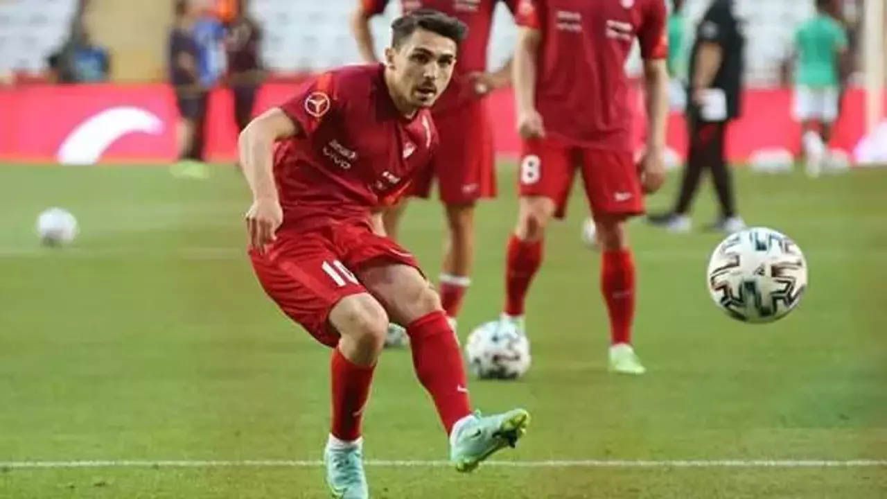 Abdülkadir Ömür herkesi şok etti! Vincenzo Montella daha fazla dayanamadı ve 32. dakikada oyundan aldı 4